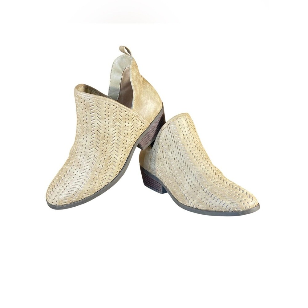 Serra Beige Heeled Booties Pull On Style Woven Chunky Heel Faux Leather Size 9